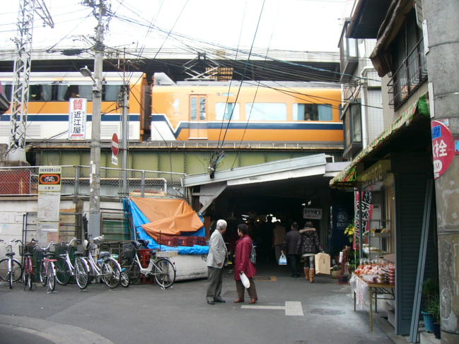 鶴橋駅の東のほうは市場街